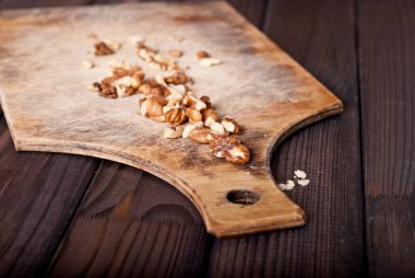 Ceviz ahşap arka plan üzerinde. Seçici odak