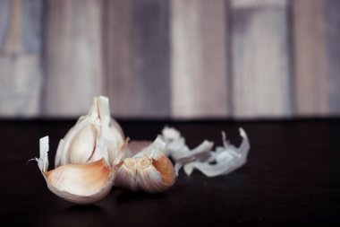 Siyah arka planda sarımsak