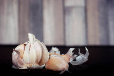 Siyah arka planda sarımsak