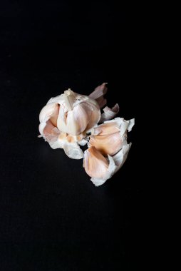 Siyah arka planda sarımsak