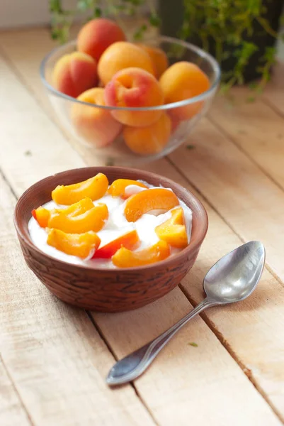 Frischer Joghurt Mit Aprikosen — Stockfoto