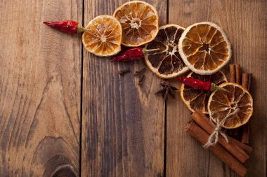 Ahşap arkaplanda baharatlar