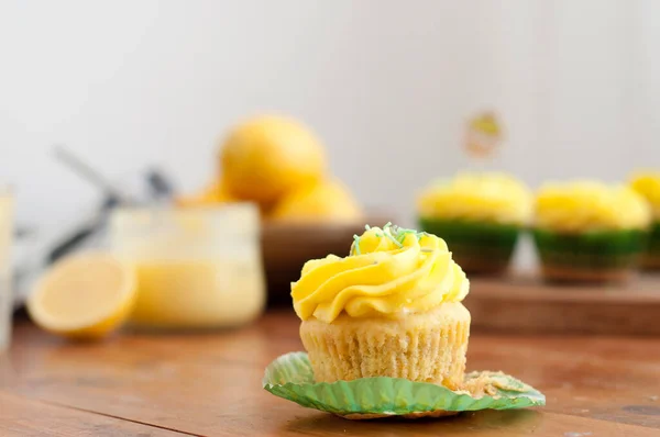 Lemon Homemade Cupcake Yellow Whipped Cream Wooden Table — Zdjęcie stockowe