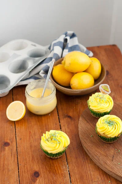 Lemon Homemade Cupcake Yellow Whipped Cream Wooden Table — Zdjęcie stockowe