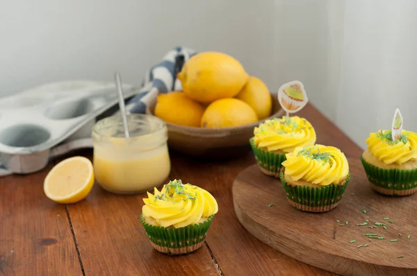 Lemon Homemade Cupcake Yellow Whipped Cream Wooden Table — Zdjęcie stockowe