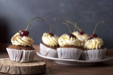 Tahta arka planda çikolatalı kekler.