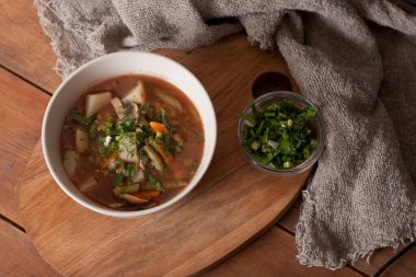 Ahşap zemin üzerinde sebze çorbası