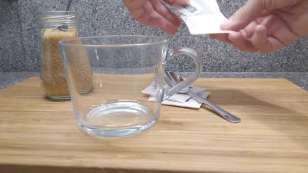 Prepara Versare Acqua Bollente Sulle Foglie Del Verde — Video Stock