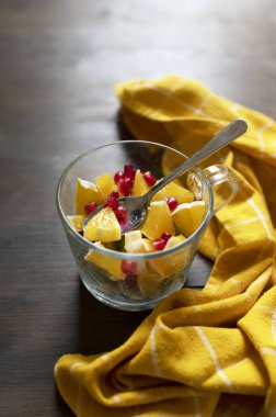 Bir meyve salatası kivi, portakal, muz ve nar. Düz yatıyordu.