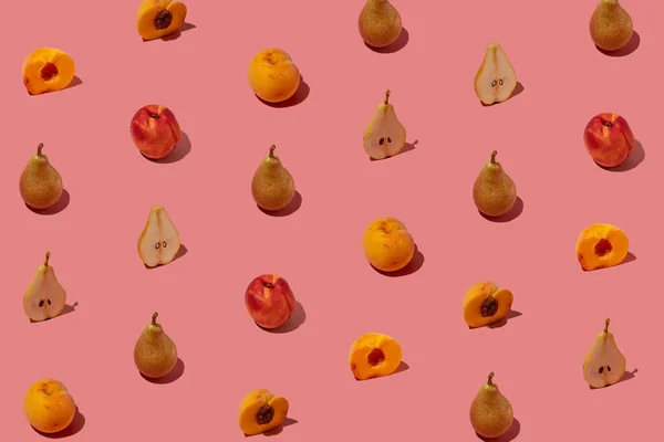 用新鲜的梨子和桃子在粉红的粉红背景上做成的创意图案 最少的夏季水果安排 — 图库照片