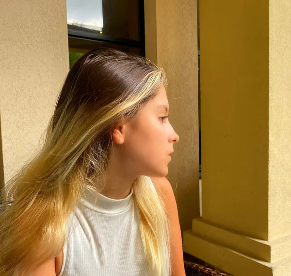 Beautiful Young Girl Looking Away Girl Looking Sad Anxious Fotografia De Stock