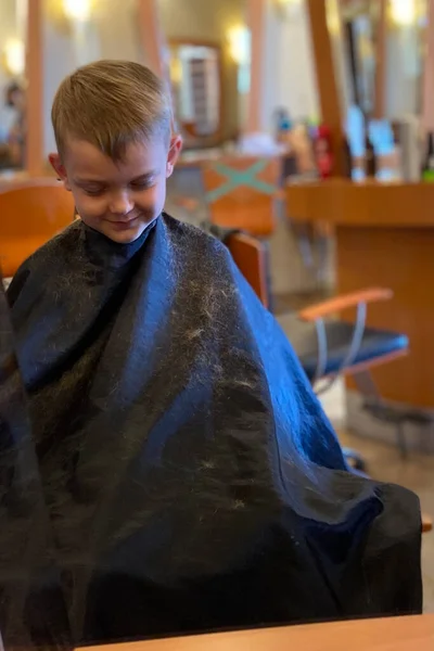 Boy Getting His Hair Cut Cute Boy Liking His Haircut Stockbild