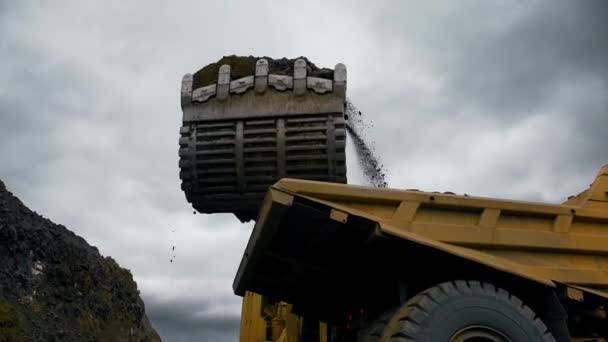 Yellow Excavator Scoops Ore Large Bucket Transfers Back Transport Vehicle — Vídeos de Stock