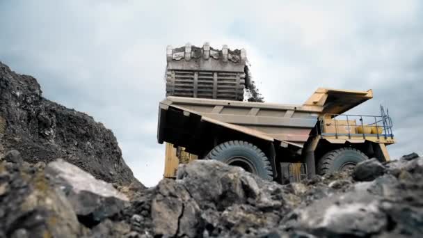 Large Yellow Excavator Loads Ore Soil Dump Truck Quarry Works — Stockvideo