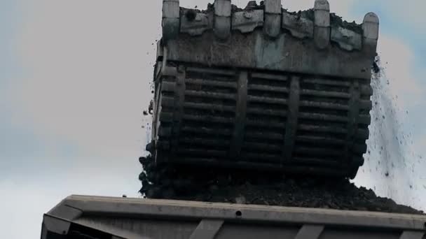 Large Bucket Opens Ore Soil Pours Dump Truck Extraction Metals — Stok Video