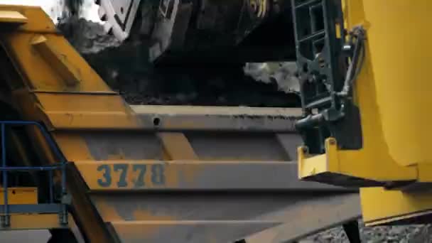 Large Bucket Opens Ore Soil Offloaded Dump Truck Mining Industry — Wideo stockowe