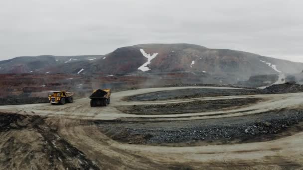 Huge Dump Trucks Loaded Ore Drive Top Quarry Extraction Ore — Vídeo de Stock