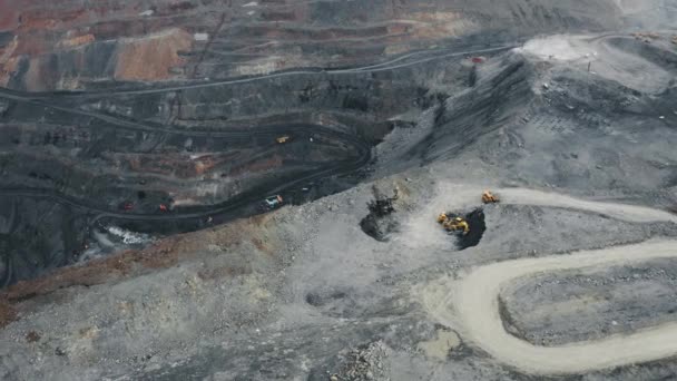 Winding Road Quarry Heavy Machinery Used Extract Ore Heavy Industry — Stockvideo