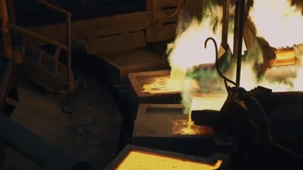 Liquid Metal Flows Moulds Bright Yellow Green Flame Steel Manufacturing — Stok Video