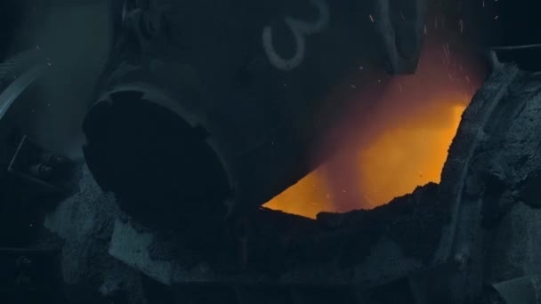 Stream Molten Metal Pours One Ladle Another Foundry Liquid Metal — Vídeo de Stock