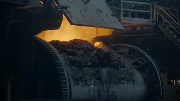 Liquid Metal Production Process Liquid Metal Furnace Sparks Splatter Furnace — Video Stock