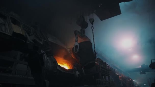 Metallurgical Ladle Chains Poured Molten Metal Furnace Moves Away Steel — Stok video