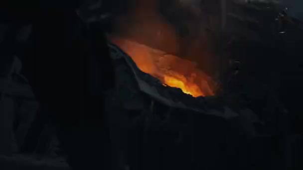 Close Metallurgical Furnace Molten Metal Emits Smoke Sparks Metallurgical Production — Vídeos de Stock