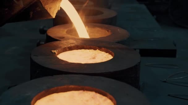 Molten Metal Poured Molds Stream Molten Metal Causes Flame Fire — Vídeo de Stock