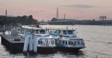 Akademisyen Pavlov, St. Petersburg 'un setine demirlemiş zevk ve gezi tekneleri. Lakhta Merkezi manzarası. Gün batımı. Pembe gökyüzü. 4K