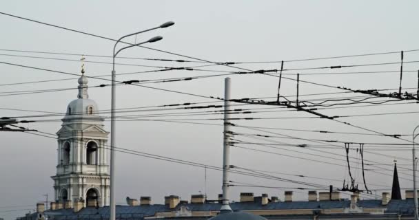 Blick Auf Den Kirchturm Petersburg Viele Obuslinien Die Leute Gehen — Stockvideo