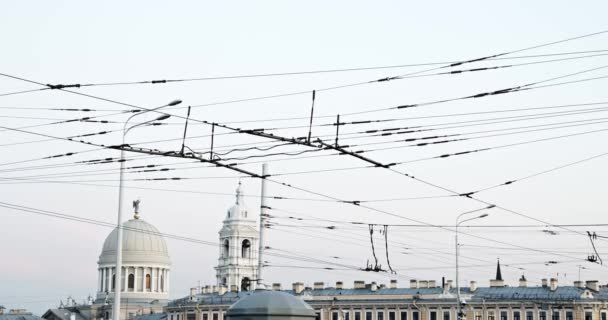 圣凯瑟琳教堂的景观 圣彼得堡 许多电线和无轨电车线路在框架的中心 人们和汽车都在镜头前行驶 — 图库视频影像