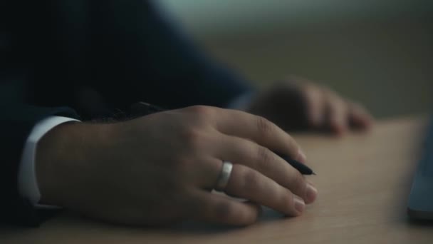 Elinde Yüzük Kalem Olan Takım Elbiseli Bir Adamın Elleri Masanın — Stok video