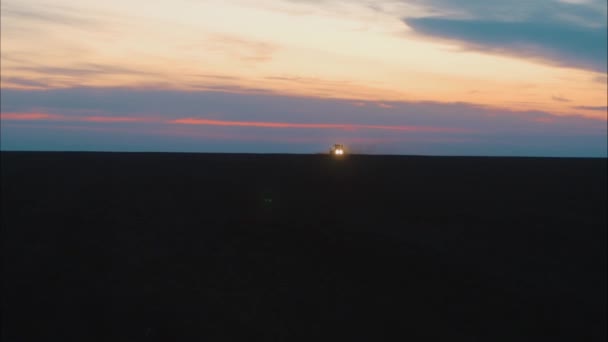 Sebuah Traktor Dengan Burung Gagak Dan Lampu Berdiri Lapangan Dan — Stok Video