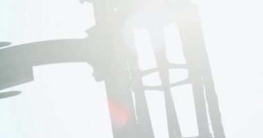 Toprağı gevşetmek için tarlada büyük bir saban açılır. Saban detaylarına yakın çekim. Sezona hazırlanıyorum. AgroIndutry 'de. Tarım makineleri 4K