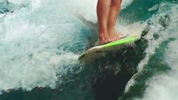 Probuď Surfování Detailní Záběr Pohřební Surfovací Prkno Mužskýma Nohama Triky — Stock video