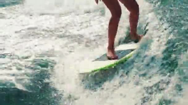 Probuď Surfování Detailní Záběr Surfařskou Tabuli Dívčinýma Nohama Triky Jezdit — Stock video