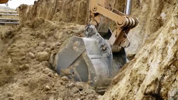 Metalowe Wiadro Koparki Zbiera Piaszczystą Glebę Zbliżenie Wiadra Pracuję Kamieniołomie — Wideo stockowe