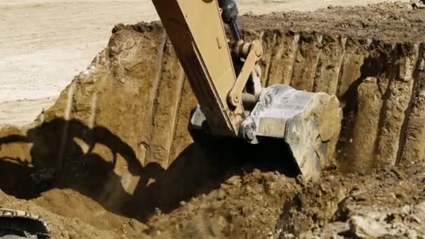 採石場で土を拾う掘削機のバケツのクローズアップ 掘削機は収集した土を体内に入れます 採掘採石場で働くプロセス 重工業だ — ストック動画