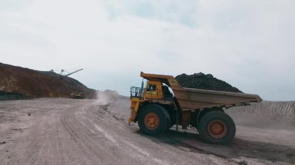 Egy Teherautó Nagy Kerekekkel Áthajt Egy Kőbányán Egy Sziklákkal Teli — Stock videók