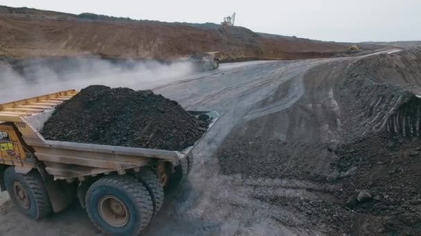 Camión Cargado Con Tierra Aleja Cámara Cantera Excavadoras Orugas Grúa — Vídeos de Stock