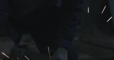 Metal torna işine yakın çekim. Metali söküp atmak, kıvılcımlar saçmak. Boyamadan önce metali temizliyorum. Marangozun işi. Kamera ustadan dairesel testereye geçiyor. 4