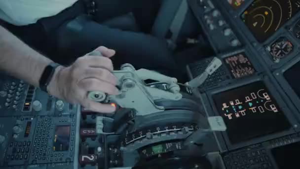 コックピット パイロットは離陸のためにレバーを引く 手とダッシュボードのクローズアップ — ストック動画