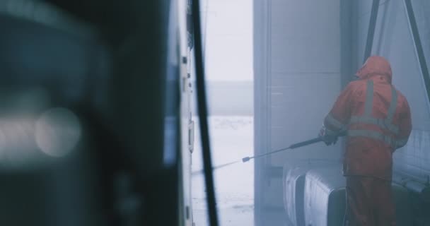 Cuci Tangan Sebuah Truk Dalam Ruangan Seorang Pria Berseragam Oranye — Stok Video