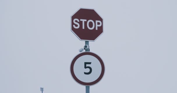 Stop Sign Dengan Batas Kecepatan Pilar Dengan Tanda Tanda Dan — Stok Video
