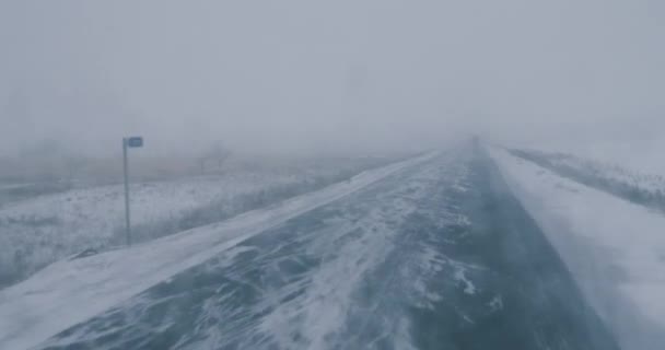 Uitzicht Vanuit Een Vrachtwagen Een Ijzige Winterweg Camera Scherpstelling Verschuift — Stockvideo