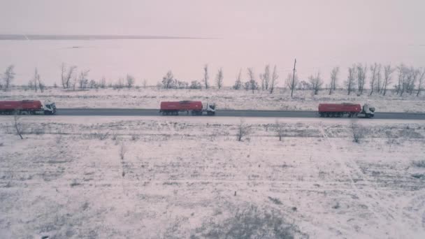Konvoj Vita Tankbilar Med Röda Tankar Som Kör Längs Vägen — Stockvideo