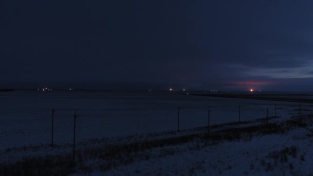 Άποψη Ενός Μεγάλου Πεδίου Χιονιού Νύχτα Από Ένα Drone Εξέδρες — Αρχείο Βίντεο