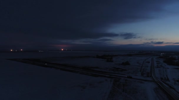 Νυχτερινή Θέα Του Πεδίου Χιονιού Από Ένα Ελικόπτερο Εξέδρες Αερίου — Αρχείο Βίντεο