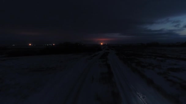 Νυχτερινή Άποψη Ενός Πεδίου Μακριά Από Την Πόλη Πύργοι Αερίου — Αρχείο Βίντεο