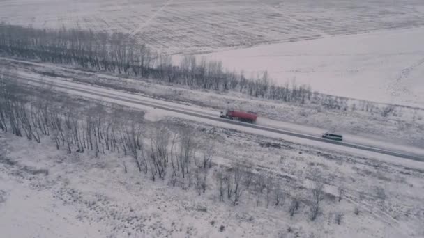 Красно Белый Грузовик Танкера Автомобиль Движущийся Зимней Дороге Снег Падает — стоковое видео